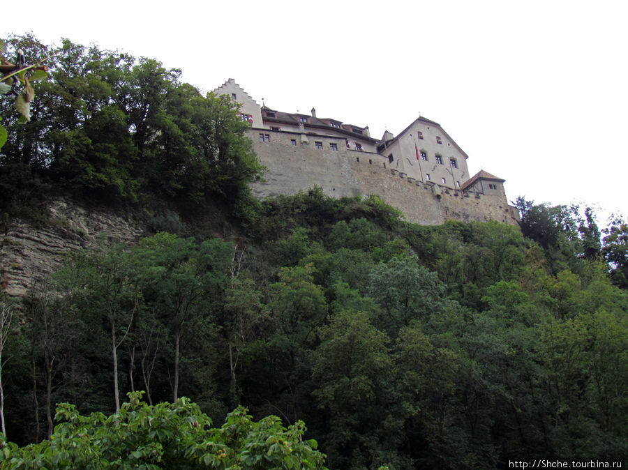Замок нависает над городом и виден практически с любой точки города Вадуц, Лихтенштейн
