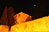 Луна над старинной крепостью в безоблачном небе начала декабря спорит в яркости своей с фонарями.