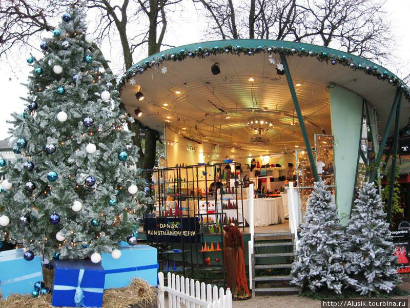 Один из павильонов в парке Тиволи с игрушками и сувенирами Копенгаген, Дания