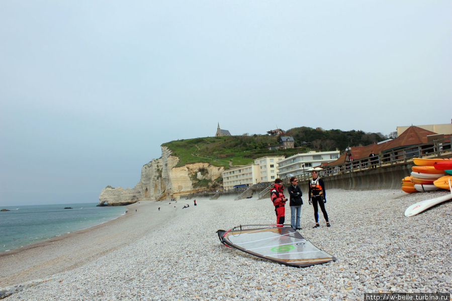Репортаж о беспокойной жизни маленького пляжа Этрета, Франция