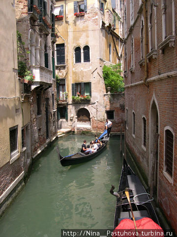 Гостиница, похожая на дом,
И море за окном, и тень гондолы.
Конечно, мы оценим все – потом…
Но вот сейчас, наверно, не готовы.
П. Давыдов Гостиница, похожая на дом,
И море за окном, и тень гондолы.
Конечно, мы оценим все – потом…
Но вот сейчас, наверно, не готовы.
П. Давыдов