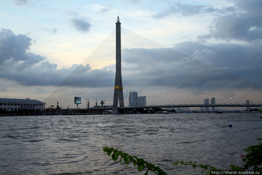 Мост короля Рамы VIII на реке Чаопхрая в Бангкоке Бангкок, Таиланд