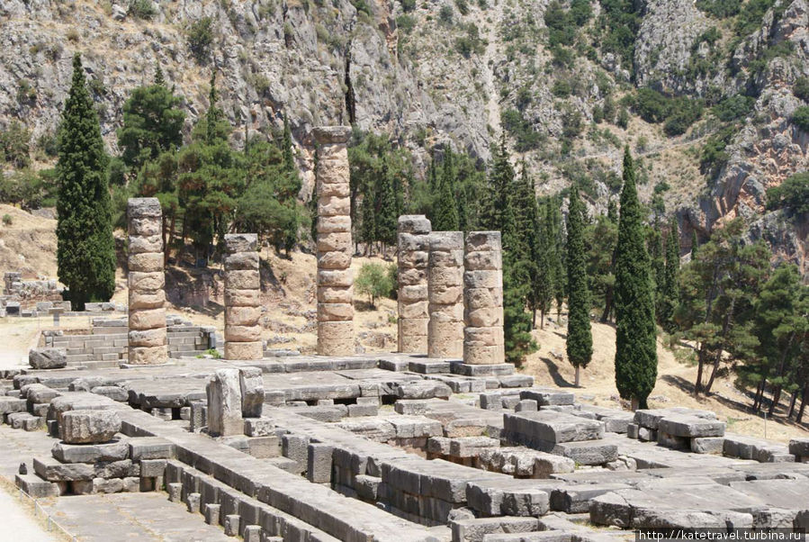 Руины храма Аполлона Дельфы античный город, Греция