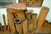 Циновки эти называются ардженами. В давние времена арджены использовались для утепления дома, а сейчас используются в качестве декоративных украшений стен.