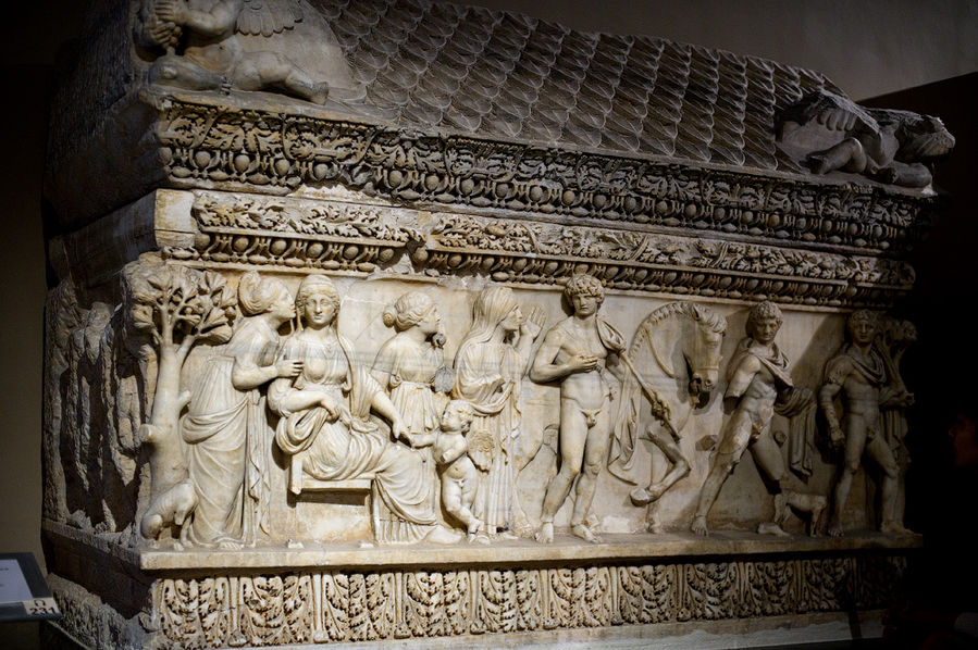 Четвертый — саркофаг Федры и Ипполита из Триполиса (Сирия; II в. н. э. 1900 лет назад) Стамбул, Турция