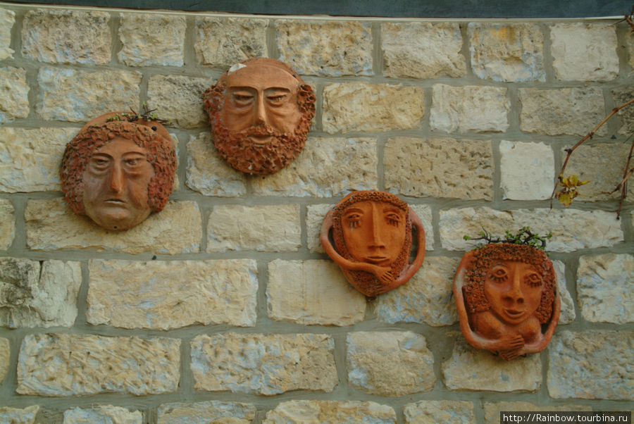 Керамика на стене дома в районе художников