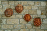Керамика на стене дома в районе художников