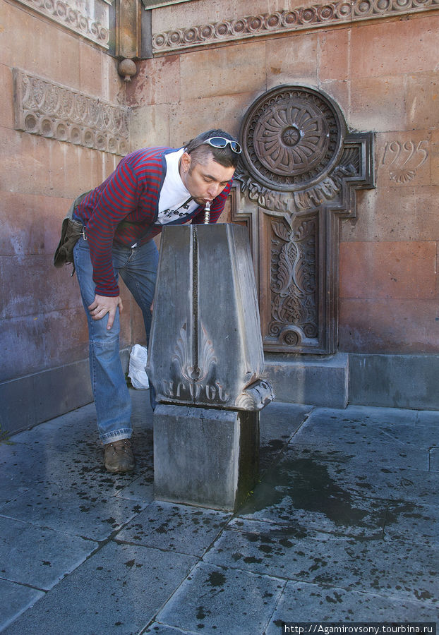 Фонтанчики в Ереване повсеместны, вода в них свежа и вкусна. Ереван, Армения