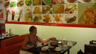 Огромный ресторан, в гипермаркете Плаза. Тайская кухня, фото на стене.