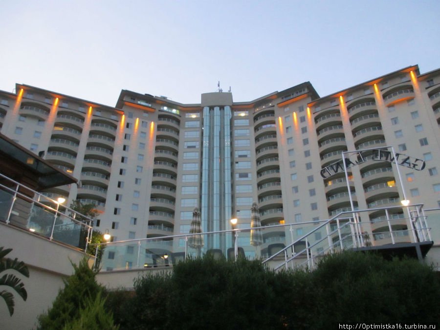 Кружение вокруг отеля Голд Сити на закате дня Махмутлар, Турция