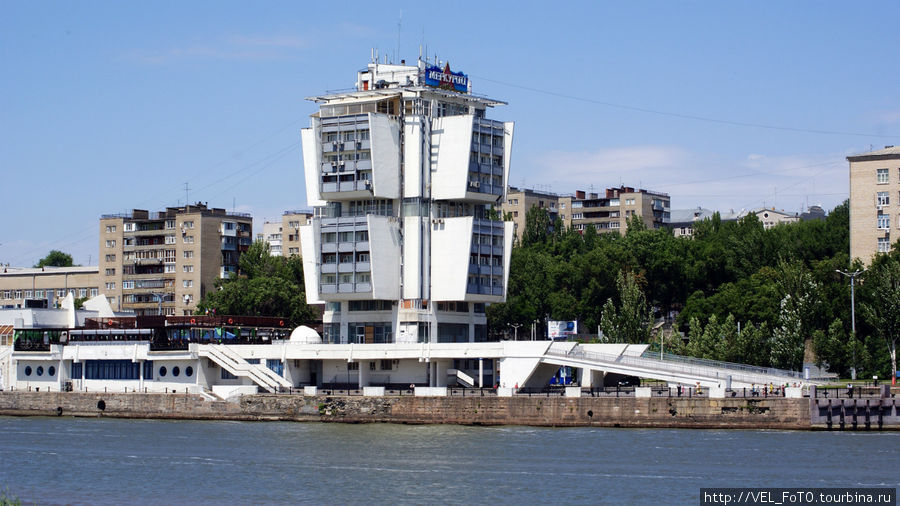 Вид с левого берега на здание речного вокзала Ростов-на-Дону, Россия