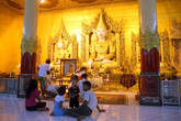 У статуй будды в главном храме пагоды Шве Сиен Кхон в Мониве