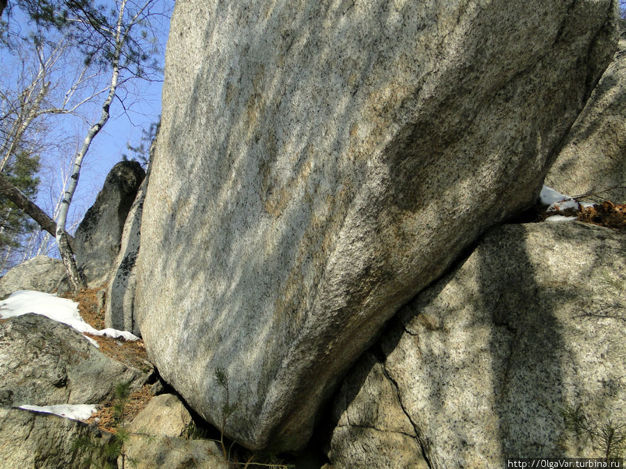 Скалы Три брата состоят из гранодиорита и имеют форму крупных валунов до нескольких  метров в поперечнике Невьянск, Россия