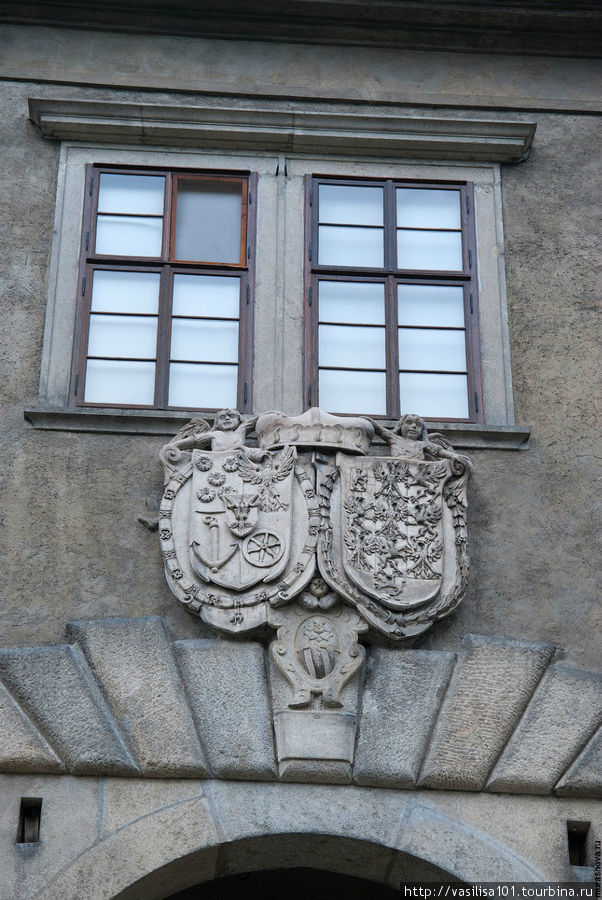 Гербы на входе в замок Чешский Крумлов, Чехия