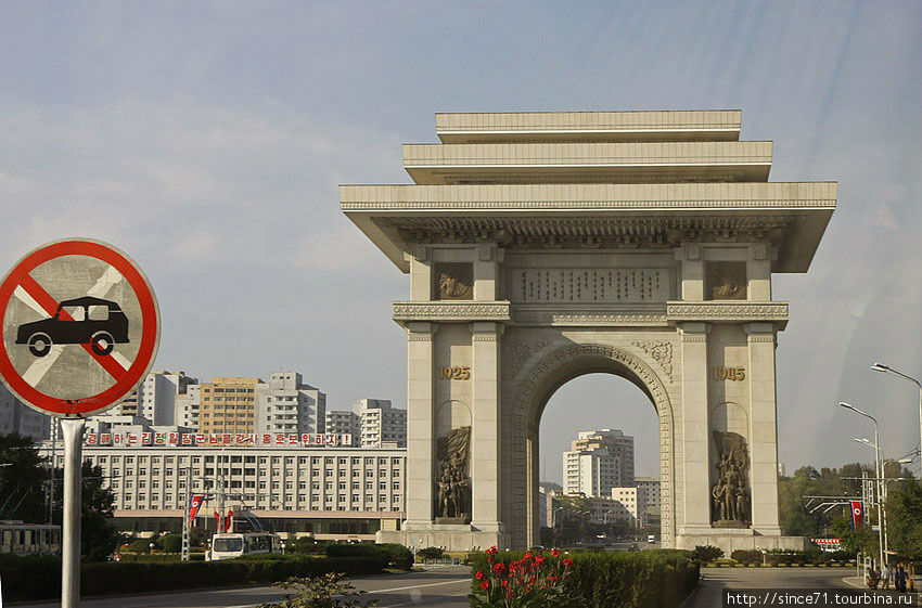 26. Триумфальная арка выше чем в Париже. Этим фактом пхеньянцы очень гордятся. Пхеньян, КНДР