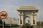 26. Триумфальная арка выше чем в Париже. Этим фактом пхеньянцы очень гордятся.