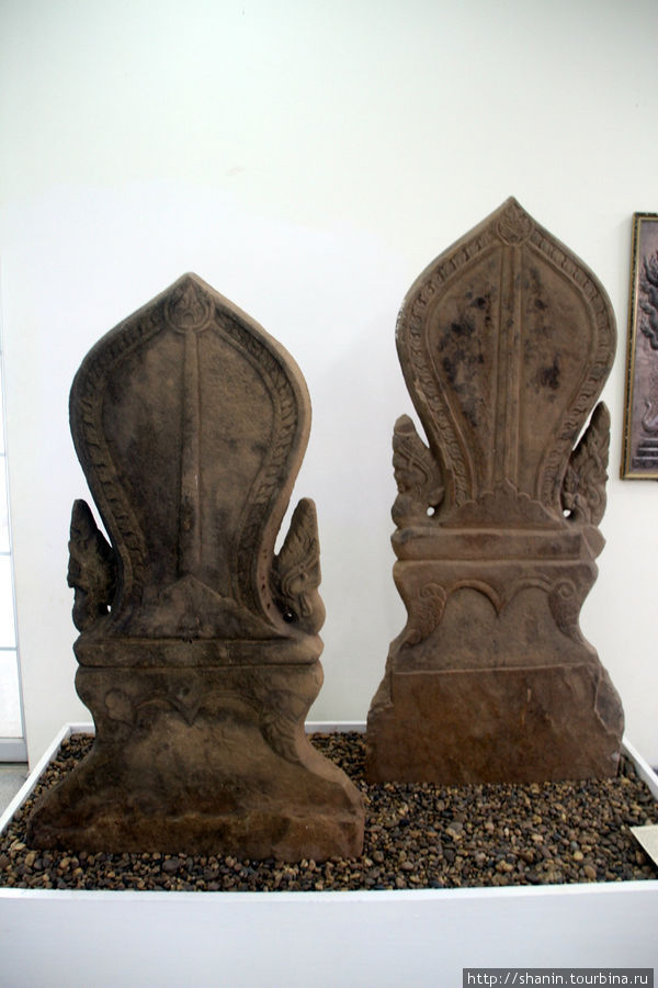 Каменные плиты в музее Тямпасак, Лаос