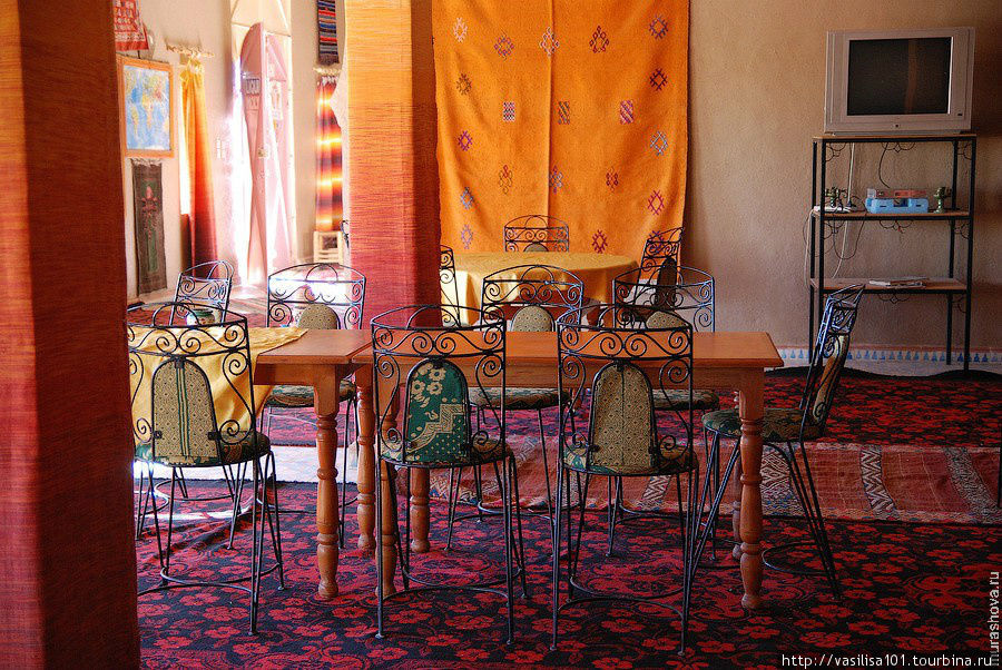 Столовая в отеле Мерзуга, Марокко