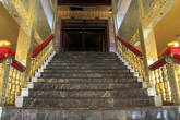 Вход в главную пагоду монастыря Пхаунг Дау У