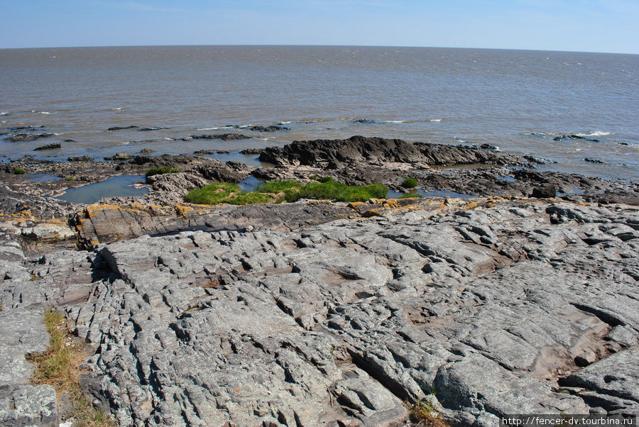 То ли камень формируется ступенями, то ли наоборот разрушается, отслаиваясь кусочками Колония-дель-Сакраменто, Уругвай