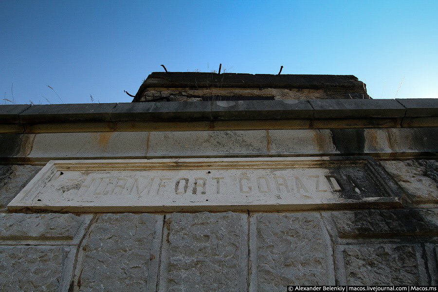 Над входом в крепость можно увидеть высеченную в камне надпись «THURMFORT GORAZDA» — «башня-крепость Горажда». В старо-славянском языке есть слово «горазд», что означает «ловкий, умелый». Область Котор, Черногория