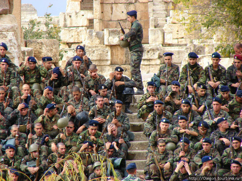 Солдаты мирно сидят на ступенях храмового комплекса Баальбек (древний город), Ливан