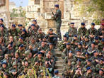 Солдаты мирно сидят на ступенях храмового комплекса