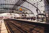 Начнем с берлинского вокзала. Это самый большой и современный железнодорожный вокзал Европы.