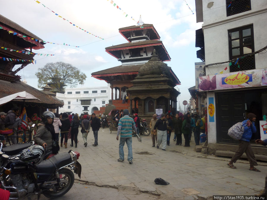 Катманду. Площадь Дурбар.На переднем плане храм Бималешвар. Катманду, Непал