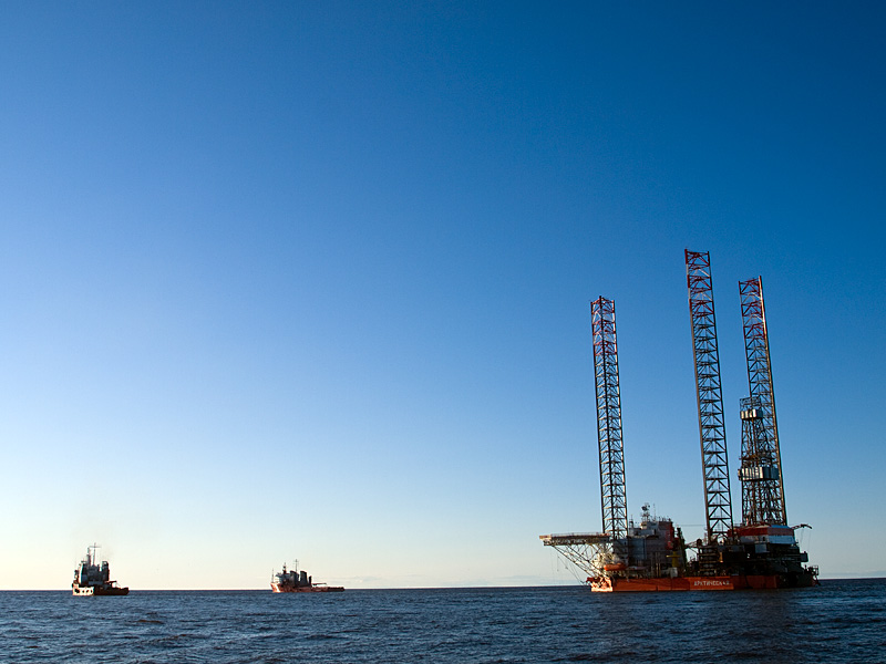 Основная нагрузка при буксировке — на два океанских буксира Основная нагрузка при буксировке — на два океанских буксира