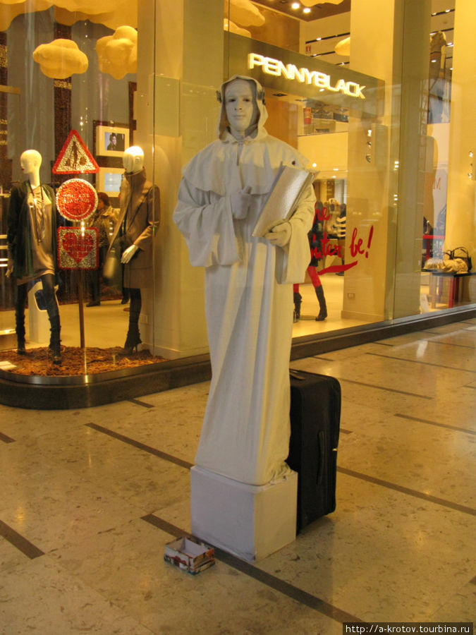Это живая статуя, ждёт, когда деньги положат в коробочку Милан, Италия