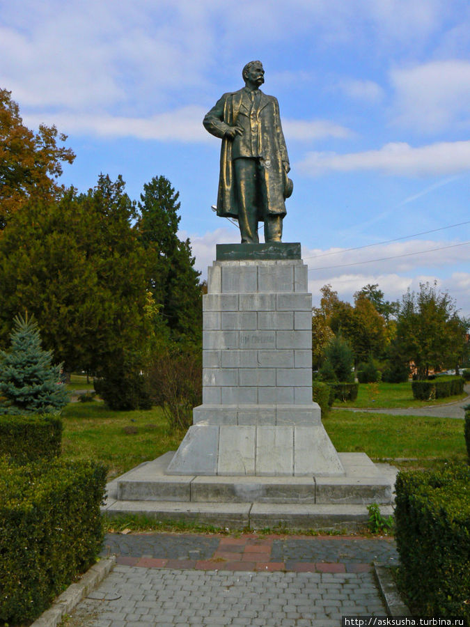 Памятник М.Горькому в городском парке Мукачево, Украина