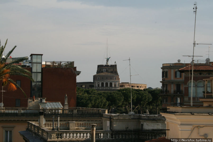 Вид из окна. Виден силуэт замка Ангела. Рим, Италия