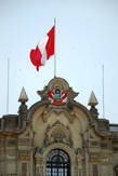 Флаг и герб Перу над дворцом правительства