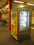 Есть также автоматы по продаже недорогих шоколадок, конфеток, закусок от 0.5 евро