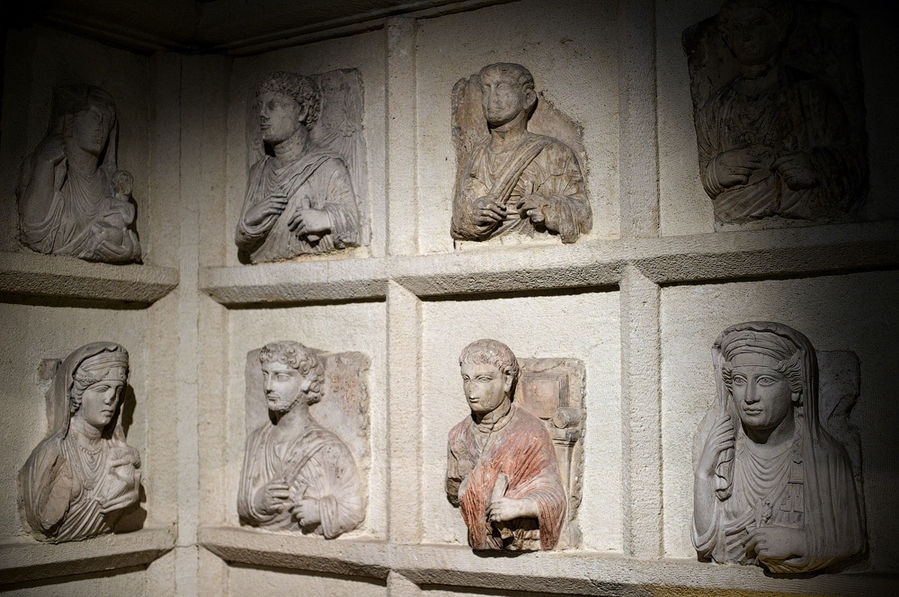 Кое-где осталась оригинальная краска. Я никак не могу принять: все, что мы сейчас видим в виде старинных руин или других древностей, все это было раньше покрашено в цвета. В Египте, в Греции, в Риме. Когда представляю что-то разукрашенным, кажется, что все было сделанно из пластмасы и в Китае. Кое-где осталась оригинальная краска. Я никак не могу принять: все, что мы сейчас видим в виде старинных руин или других древностей, все это было раньше покрашено в цвета. В Египте, в Греции, в Риме. Когда представляю что-то разукрашенным, кажется, что все было сделанно из пластмасы и в Китае.