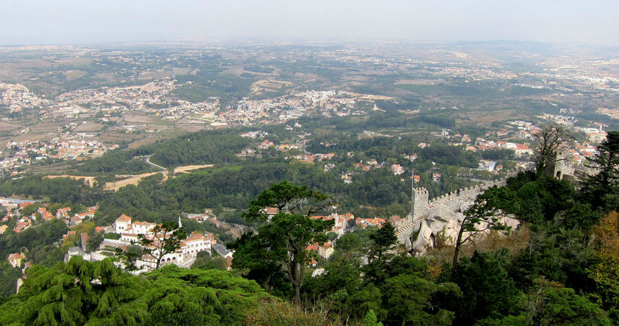 На этом кадре видно насколько большой перепад высоты крепостной стены. Синтра, Португалия