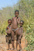 Дети неизвестного племени у дороги