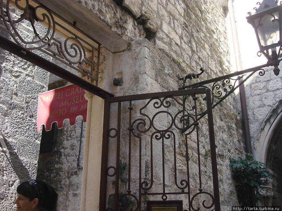 За воротами музейного дворика опять лабиринты узких улочек Сплит, Хорватия
