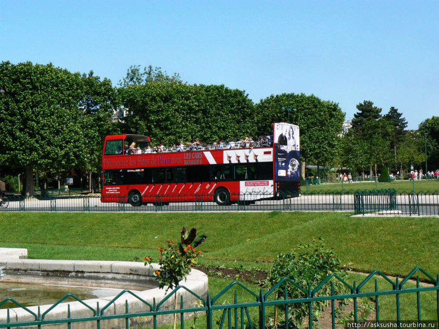 Красный экскурсионный автобус Вас к основным достопримечательностям Парижа. Париж, Франция