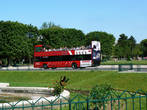 Красный экскурсионный автобус Вас к основным достопримечательностям Парижа.