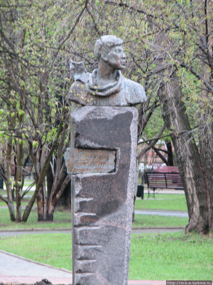 Памятник Б.Пастернаку