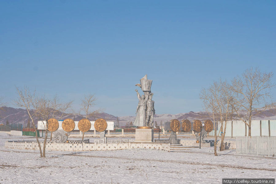 Одна из скульптур Баянхонгор, Монголия