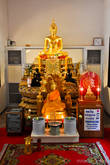 Внутри статуя Будды, и как водится коробка для пожертвований.