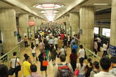 Народу в пекинском метро много