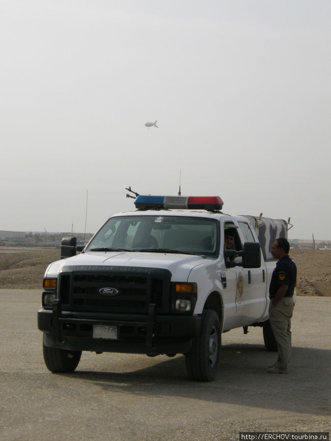 Дирижабль висит над американской военной базой. Ур античный город, Ирак