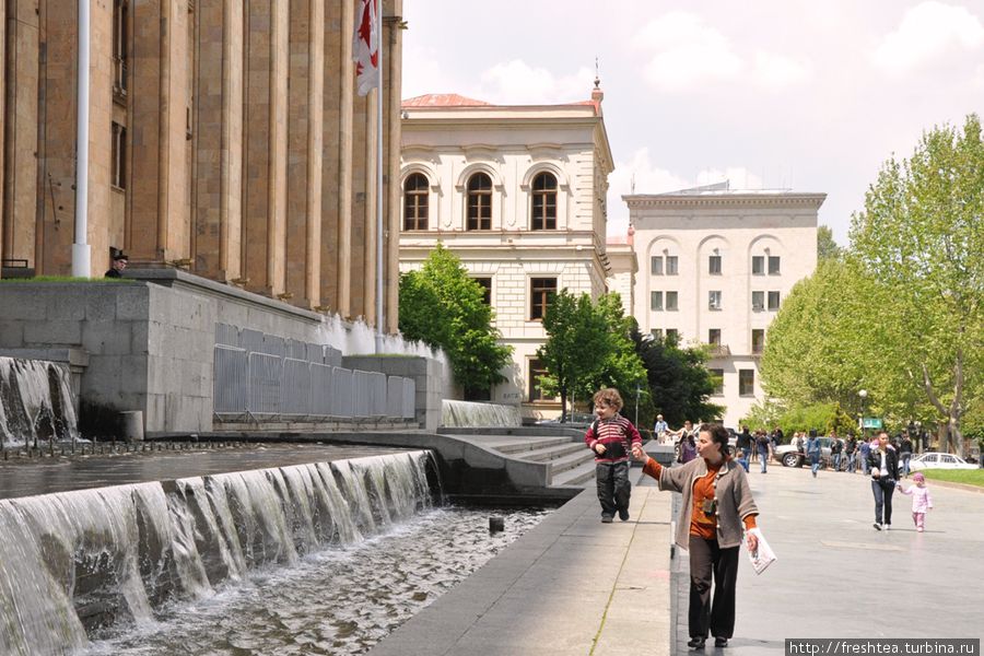 Фонтаны у монументального Дома правительства с чередой из 16 колонн. по фасаду (символы 16 республик СССР, ведь здание построили в 1953 году). Тбилиси, Грузия
