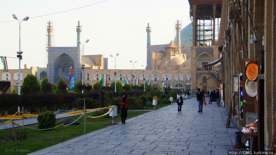 Еще одно сокровище площади Имама — мечеть Имама. О ней будет отдельный пост. Исфахан, Иран