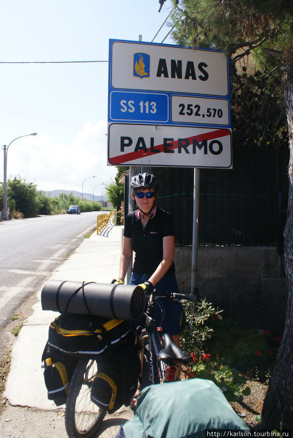 долго — долго ехали через Палермо, большой город, машин ооочень много, все по традиции друг-другу бибикают, но к велосипедисту относятся уважительно Сицилия, Италия