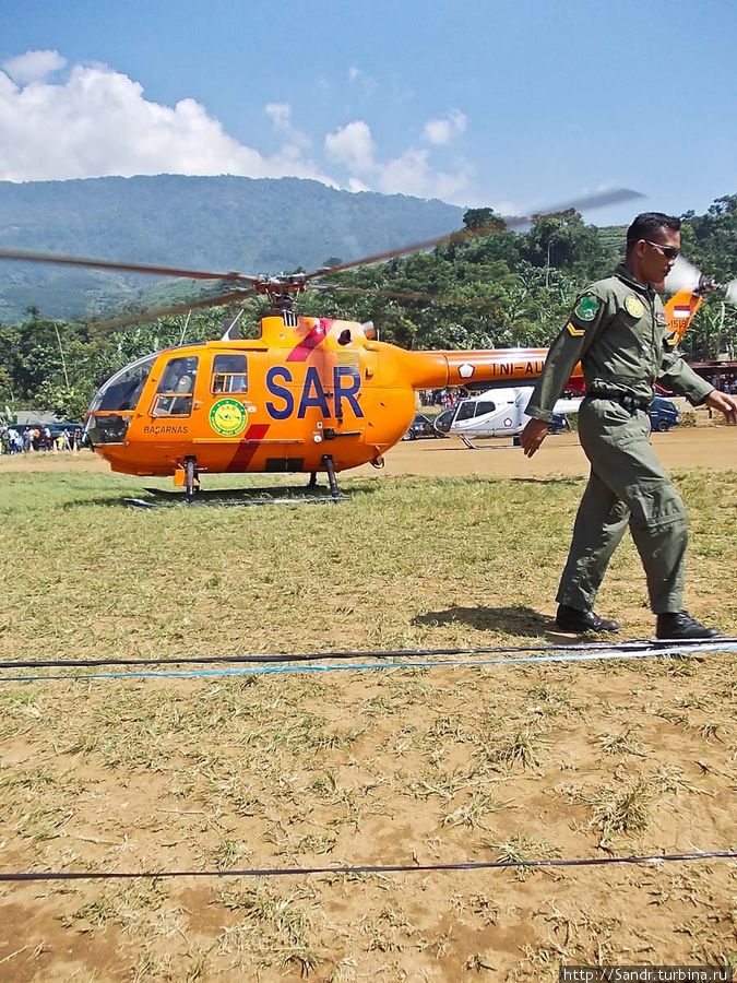 Вертолет индонезийских спасателей Богор, Индонезия